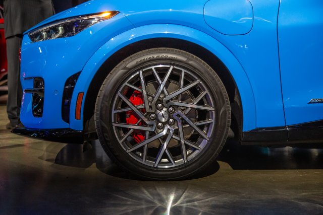 ford-mustang-mach-e-gt-2021-13-blue--exterior--wheel.jpg